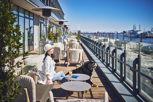 【インターコンチネンタル横浜Pier 8】レストラン&バー「Larboard」のテラスにて、4月24日(金)よりドッグフレンドリーサービスを開始 【インターコンチネンタル横浜Pier 8】レストラン&バー「Larboard」のテラスにて、4月24日(金)よりドッグフレンドリーサービスを開始