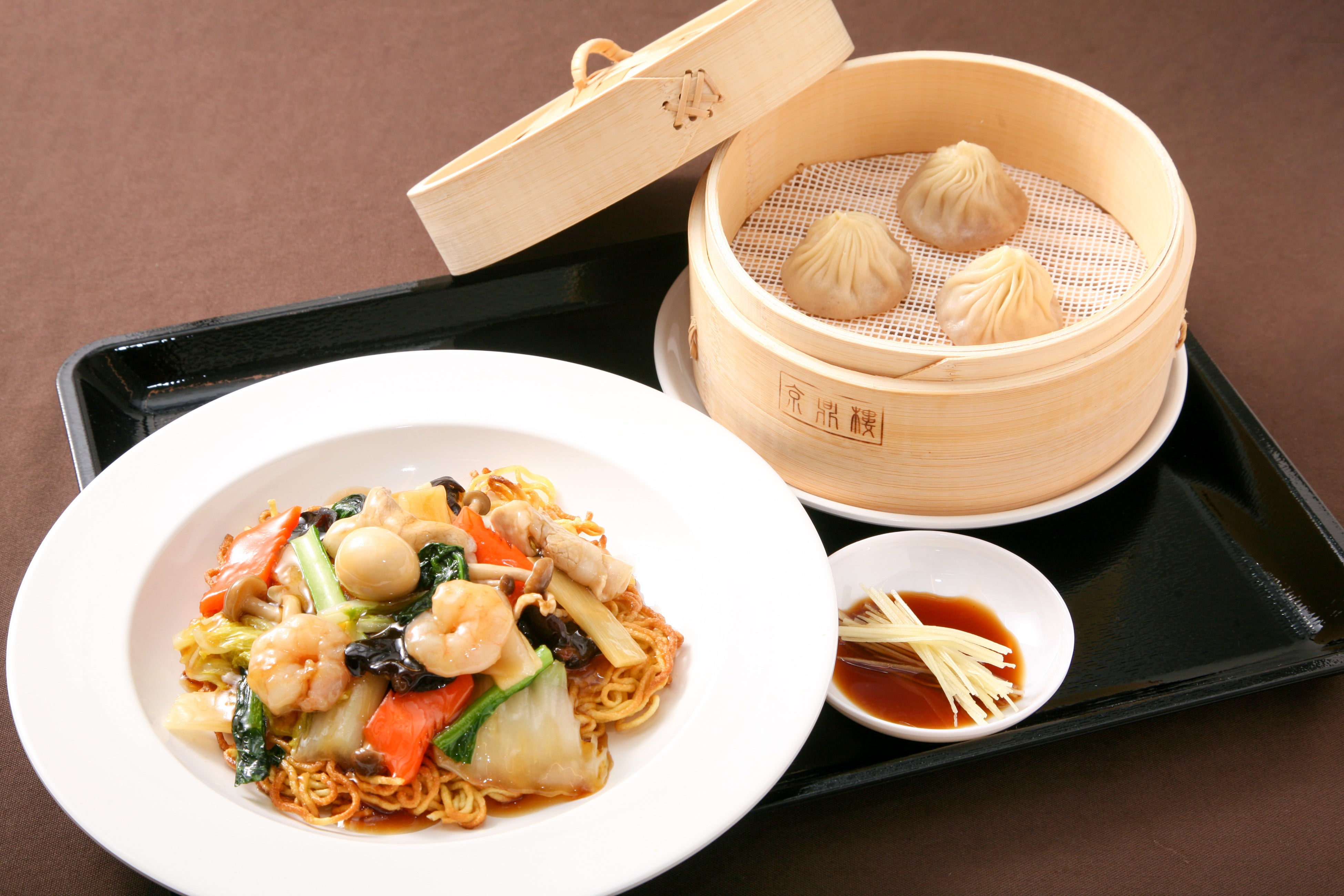 五目焼きそば＋小籠包（3個）セット　1,118円（税込 1,230円）