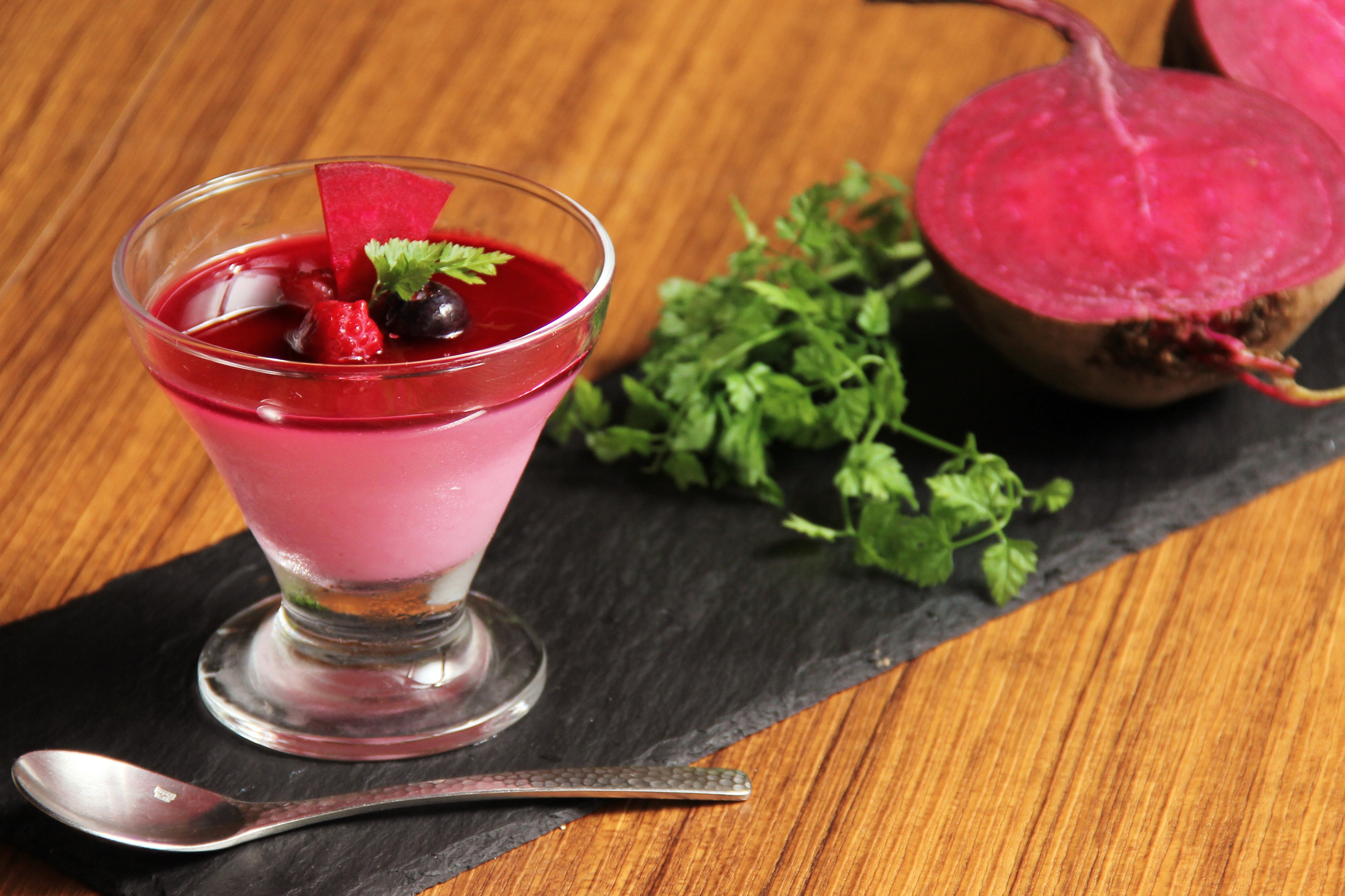 サマーレッドな杏仁豆腐 ～ビーツシロップ掛け～