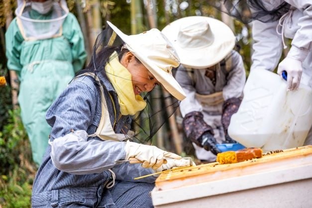 Guerlain x Umeda Mitsubachi_Courtesy of Guerlain