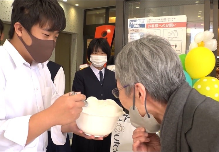 「石けんのいい香りをかいでみてください！」 と石けんを泡立てて紹介。