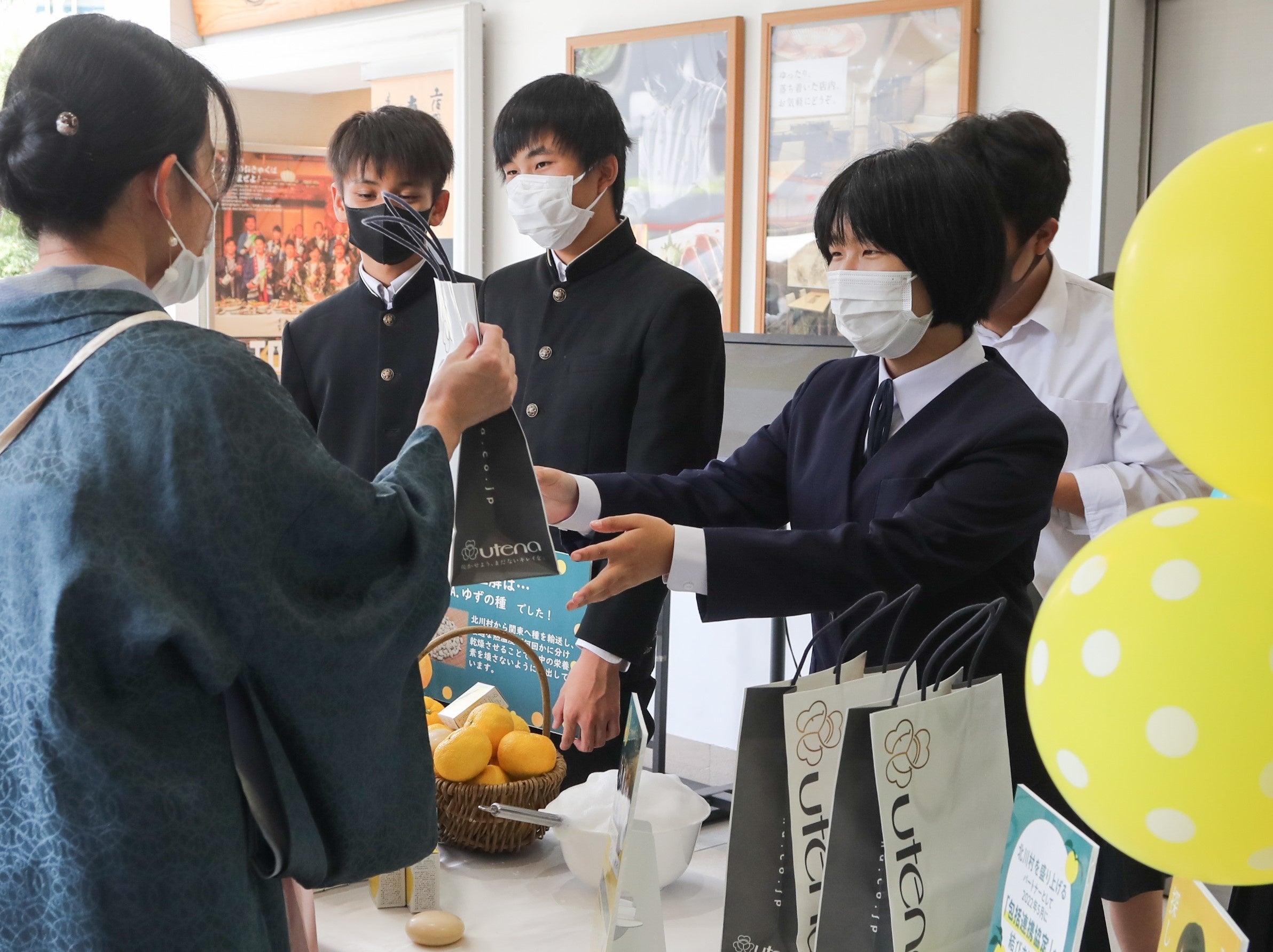 商品をプレゼント。 「是非いろんな人にも勧めてください！」