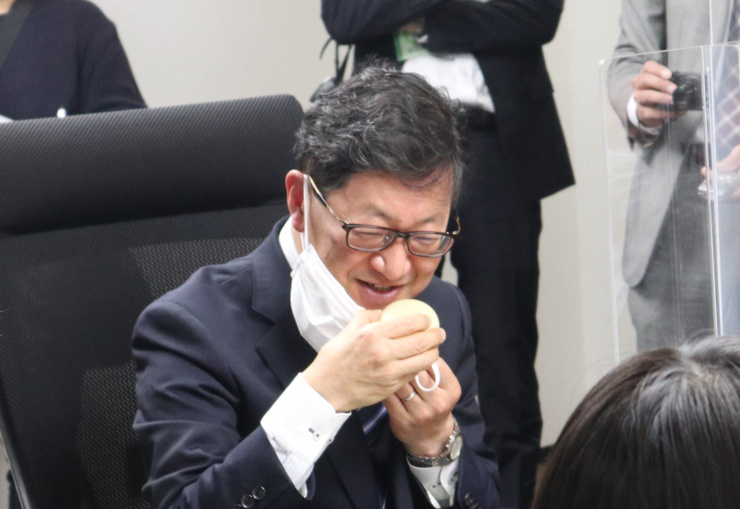 石けんを実際に手に取り、香りを楽しまれる知事。知事の奥さまも「ユトワ 洗顔石けん」を愛用してくださっているそうです。