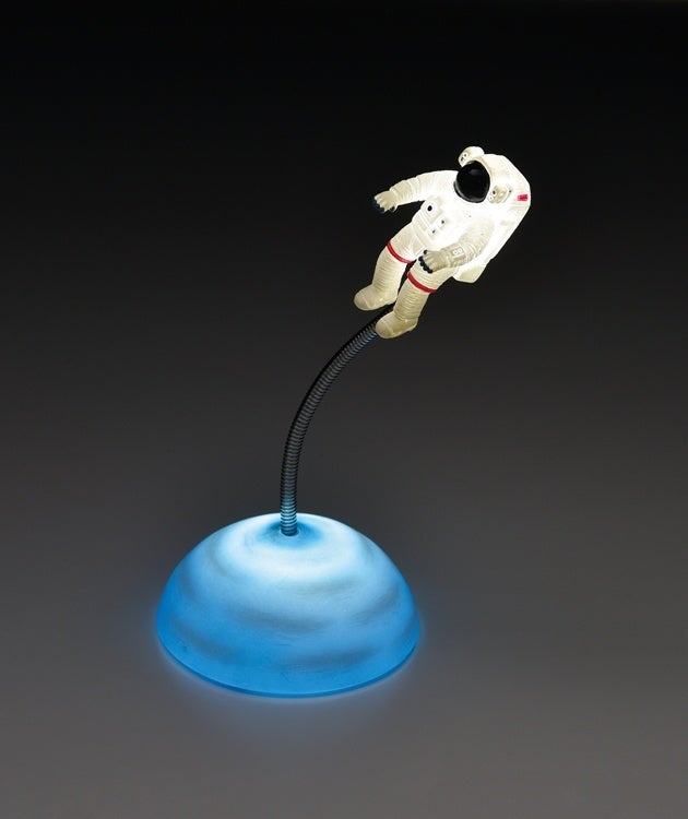 デスクに広がる宇宙】アストロノーツが浮遊するユニークなスマホ