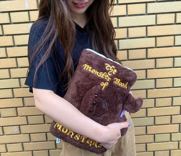 ハリー・ポッターの怪物的な怪物の本をイメージしたぬいぐるみクッションが登場! ハリー・ポッターの怪物的な怪物の本をイメージしたぬいぐるみクッションが登場!