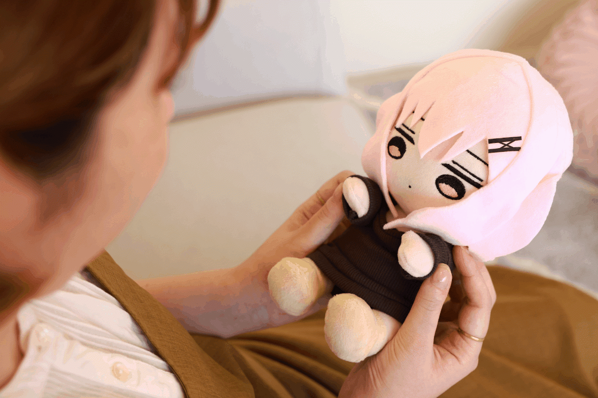 SNSで話題】昼夜逆転気味の社会人「ピンク髪さん」がなんとぬいぐるみ