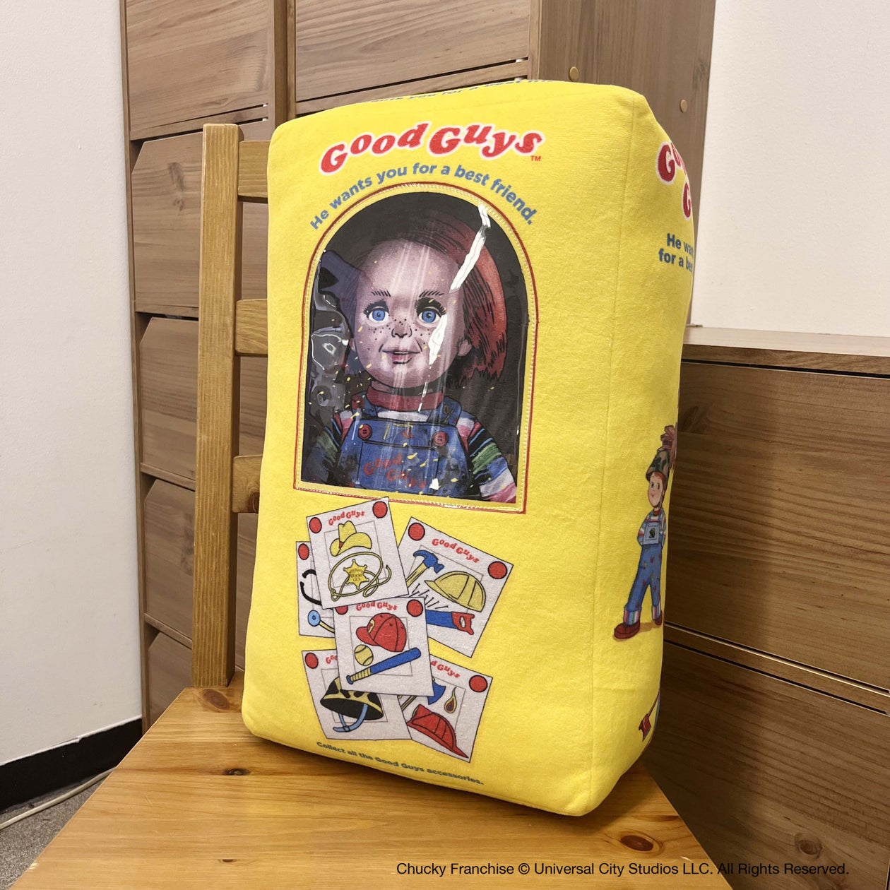 【ほぼ等身大!?】映画「チャイルド・プレイ」よりあのチャッキーのドールボックス風クッションが登場!