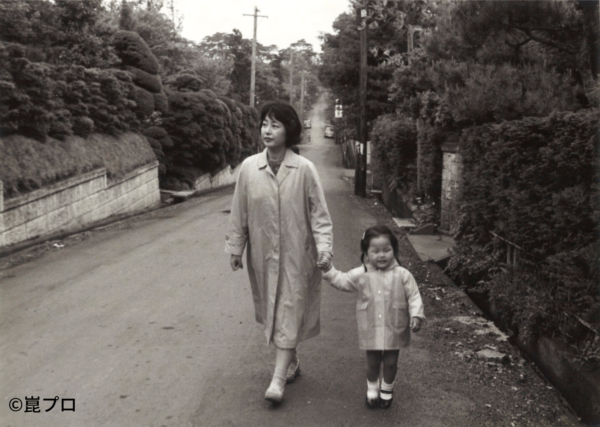 成城を歩く和田夏十と長女・舞子