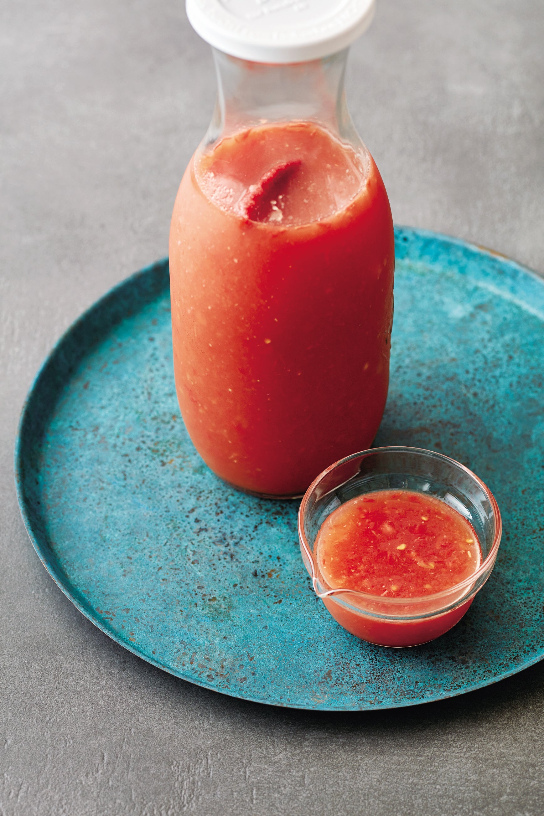 砂糖と塩で発酵させた「発酵トマトソース」