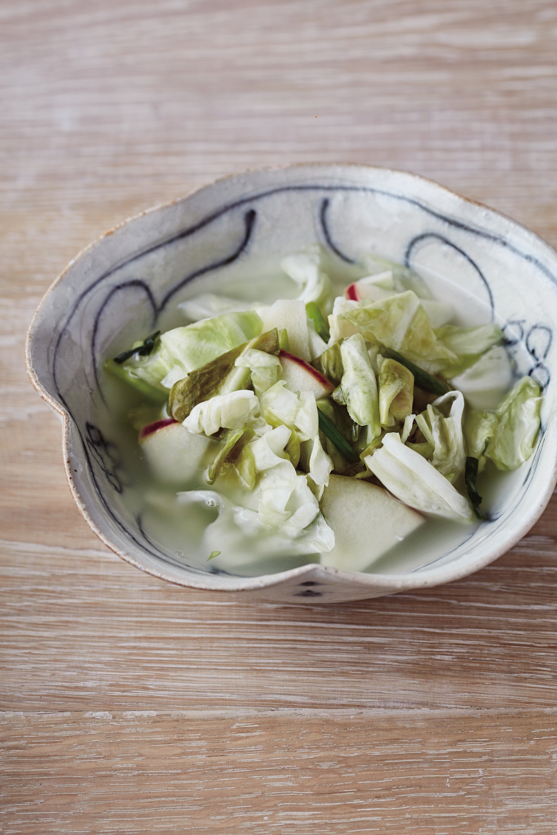 漬け汁ごと味わいたい「キャベツの水キムチ」