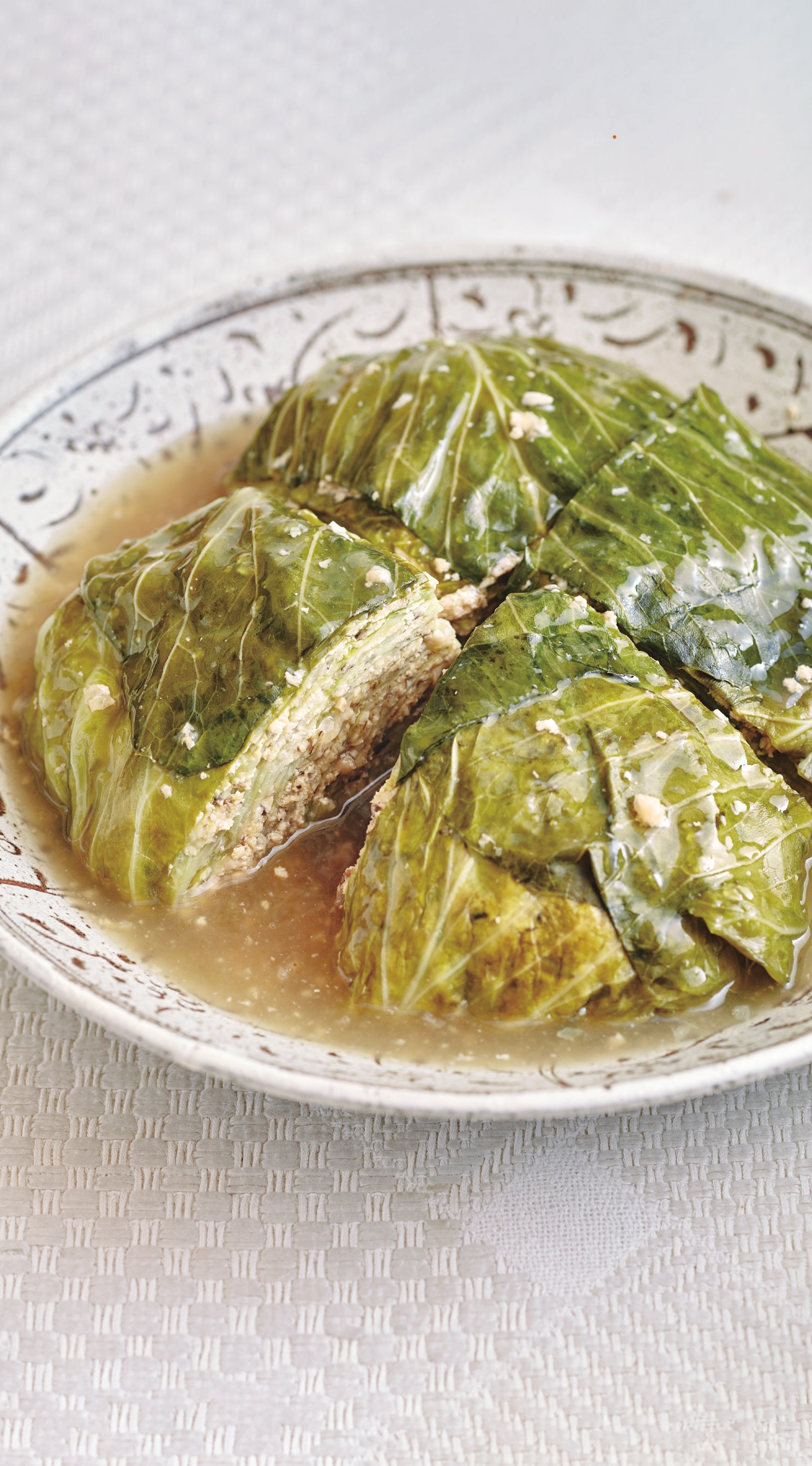 刻んだ油揚げとシイタケをひき肉に見立てた詰め物料理「キャベツのファルシ」