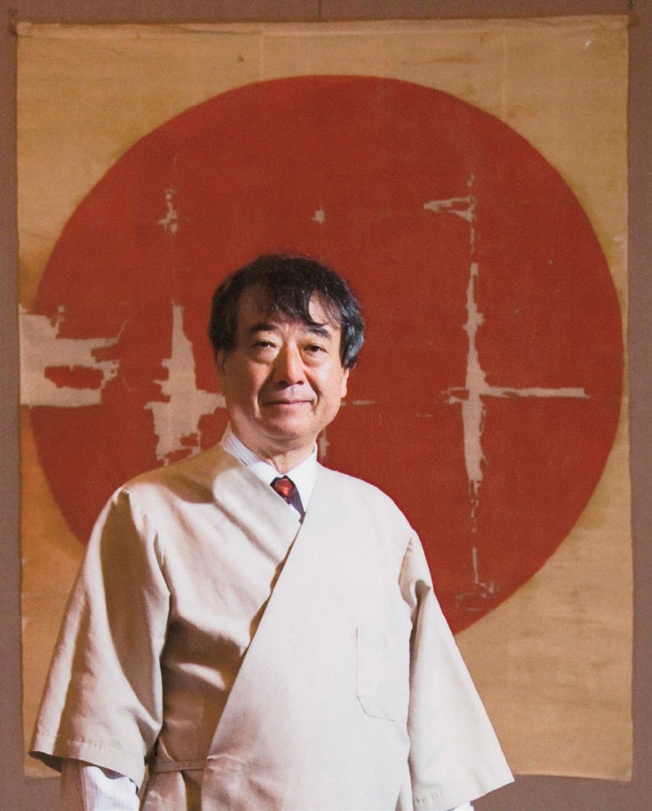 2009 年にメトロポリタン美術館で開催された「サムライアート展」を設営中の小川盛弘氏。背景に見えているのは、重要文化財・伊達政宗の「日の丸」本陣旗［仙台市博物館蔵］