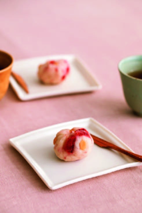 白あんの甘みをいちごの甘酸っぱさが引き立てる、“いちごの茶きんしぼり”。いちごが出回る季節になったら、ぜひお試しを。