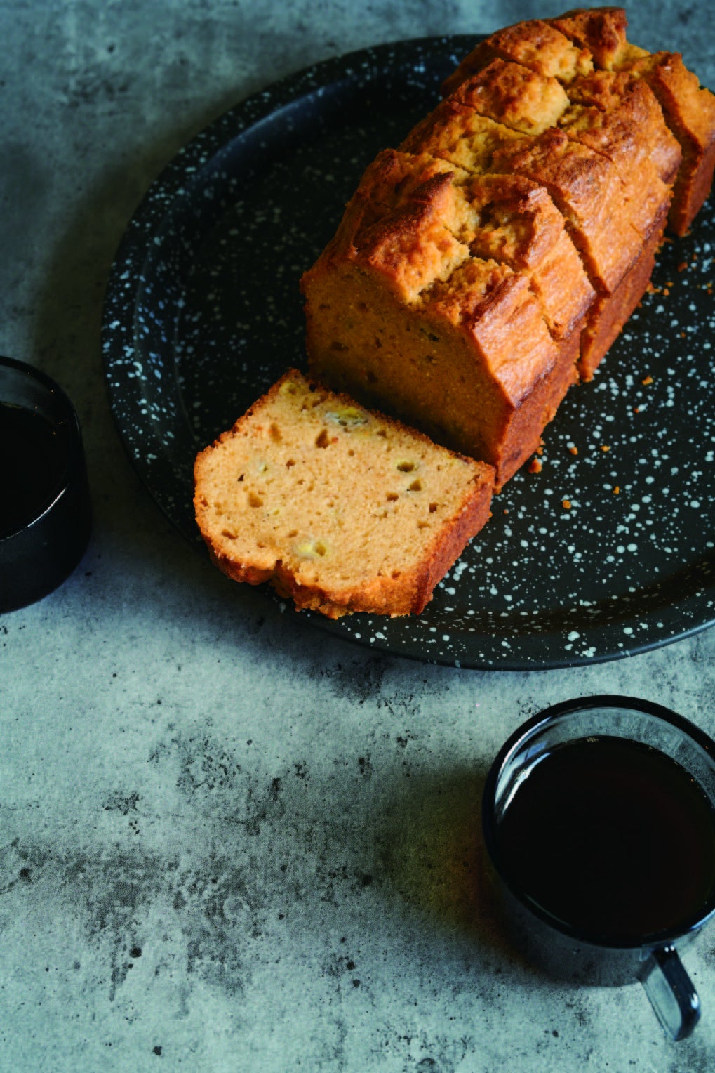 粉もバナナも、ピーナツバターもポリ袋に入れてミックス。リッチな味わいの“ピーナツバターバナナケーキ”は、お手軽さも最高！