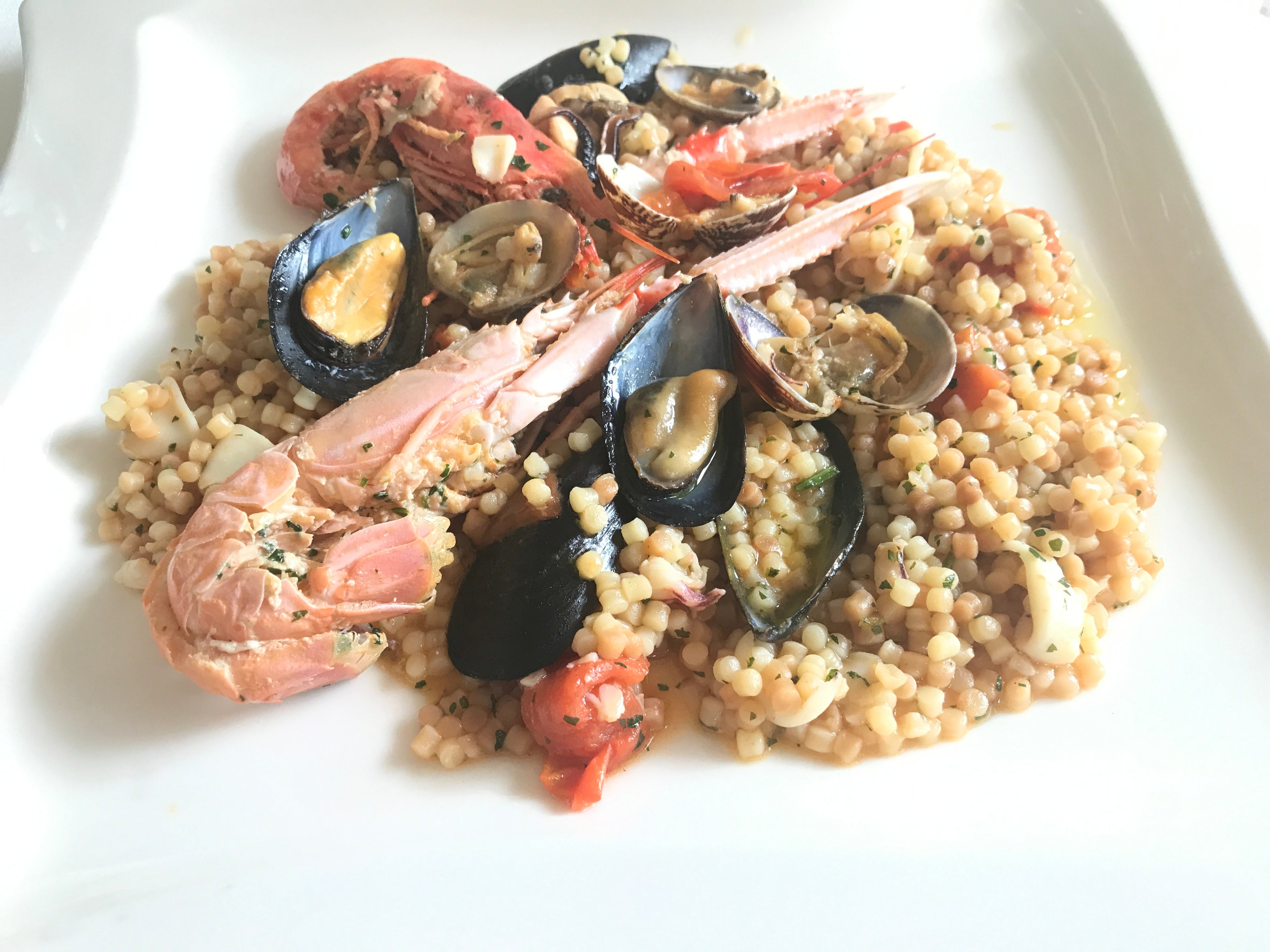 「忘れえぬマリアージュ」で紹介されたサルデーニャのパスタ、フレグラ。クスクスと似た形状だがオーブンで焼き乾燥させているのでよりクリスピーな味わい