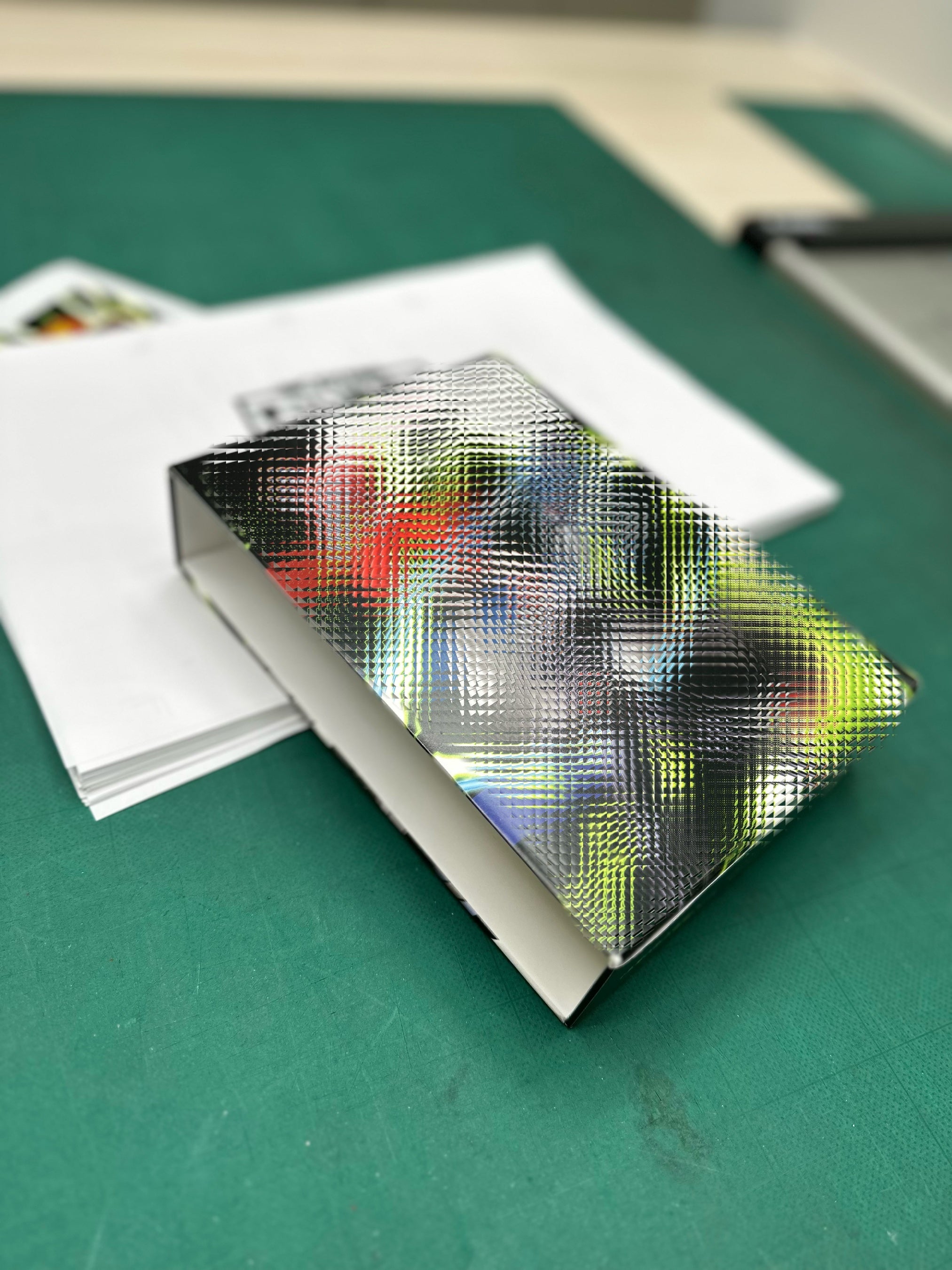 初版限定版BOXの裏面デザインは未公開。ご購入者様だけのお楽しみです。