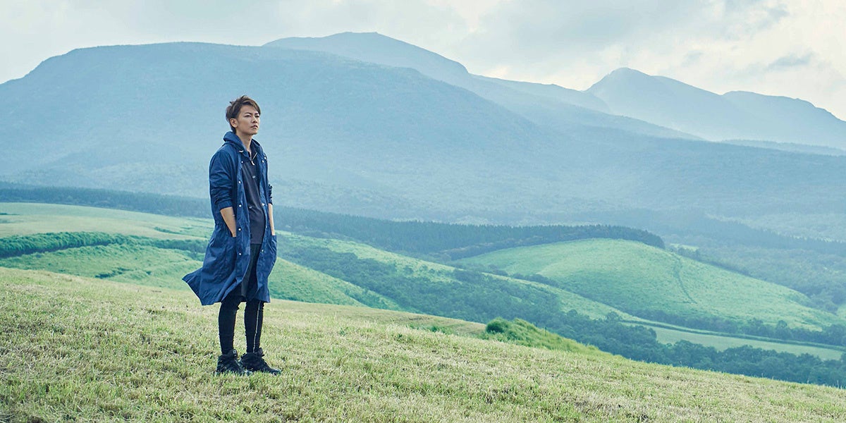 雄大な阿蘇の山々を眺める佐藤健さんの姿が印象的な新装版カバー。一枚の写真で表1、背、表4をぐるりとデザインされた仕様となっています。