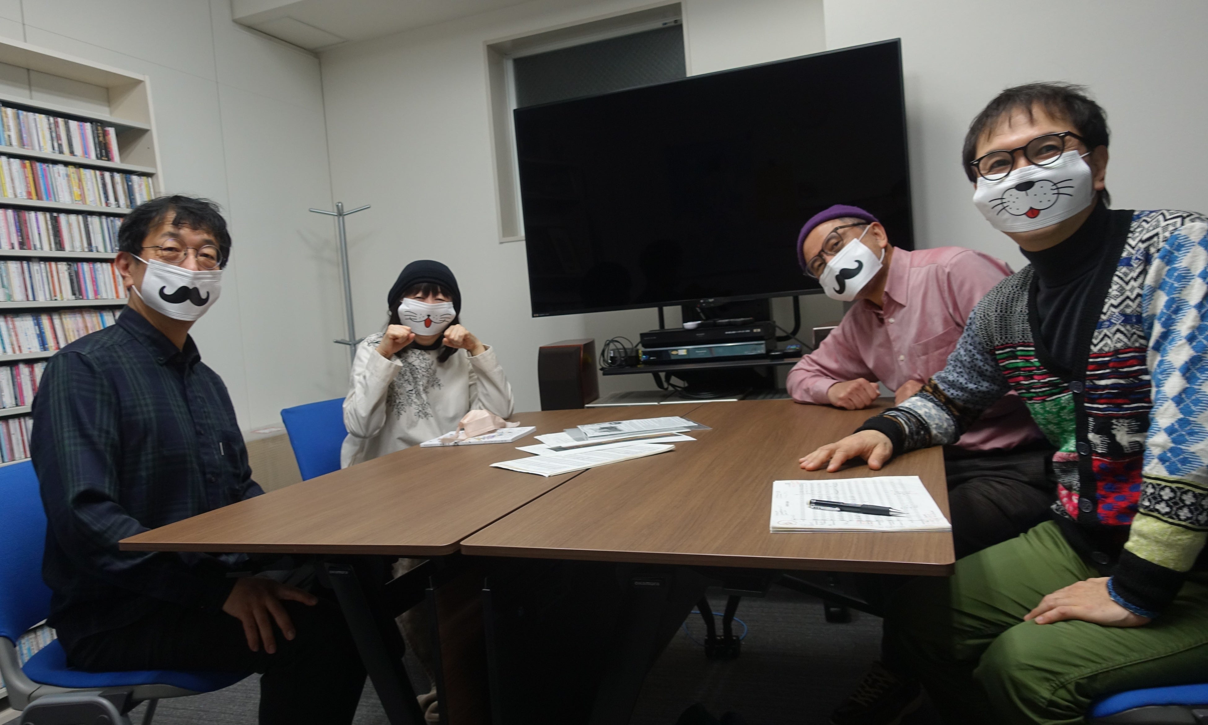 「特別懇談 谷山浩子×栗コーダーカルテット」より。まだマスク着用が推奨されていた時期なので、ニャンコ・ワンコ・ヒゲマスクで 。左から関島岳郎さん、谷山浩子さん、川口義之さん、栗原正己さん