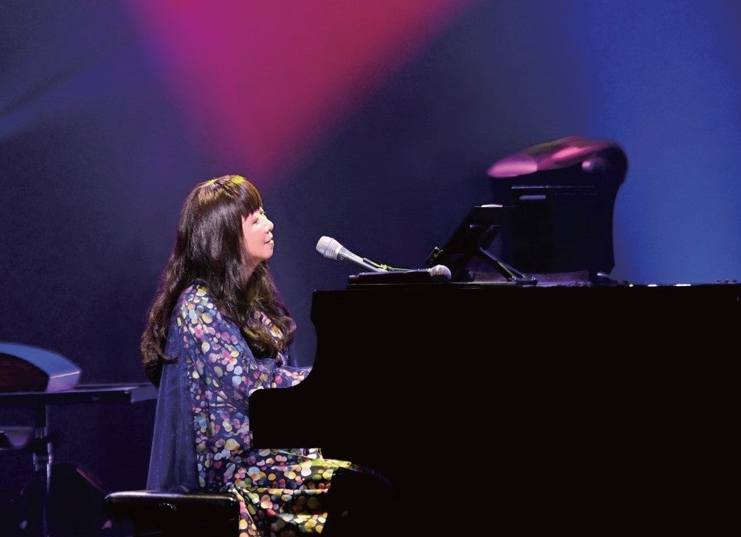 本書より。2022年4月に東京国際フォーラム ホームCで行った、デビュー50周年記念のコンサートの様子。©能美潤一郎