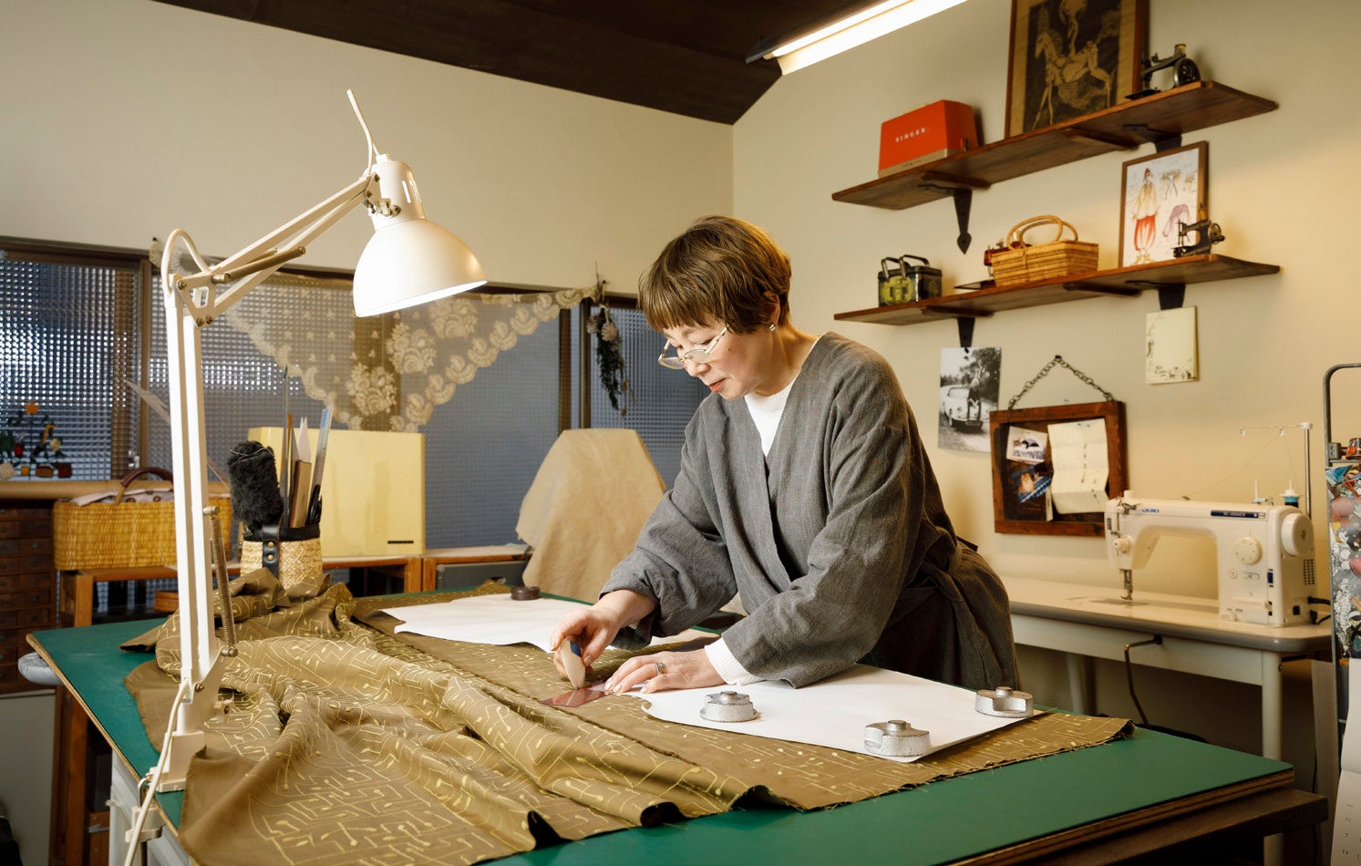 自宅兼アトリエで作業する昆布さん