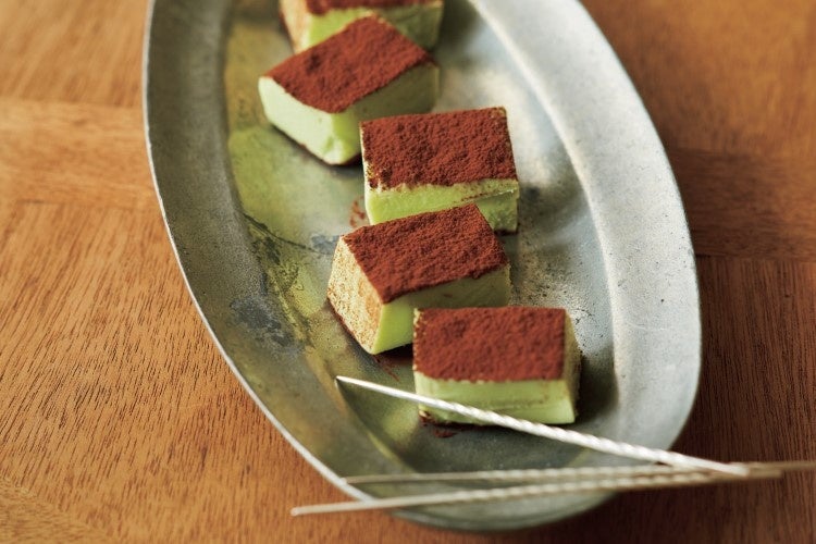 アボガナッシュの生チョコ風　ホワイトチョコを使って、緑が鮮やかな柔らかチョコに。牛乳パックを利用した食べきりサイズ