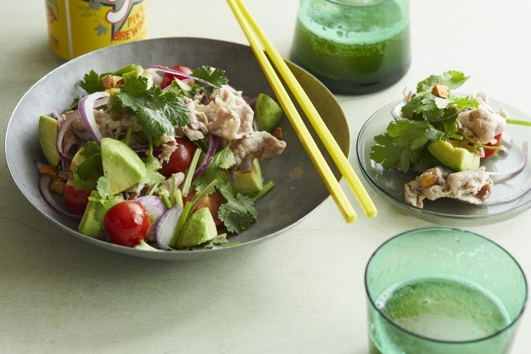 アボカドと豚肉のエスニックサラダ　パンかご飯に合わせるだけで、大満足の1食に