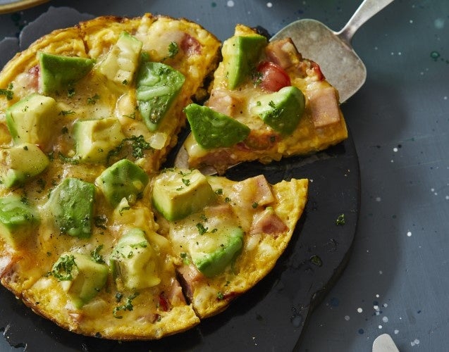 アボカドとランチョンミートのオープンオムレツ　サッとつくれる主役おかず。しっかり塩けがあるので、パンやご飯に合わせてどうぞ