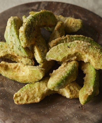 バジルチーズのアボカドフライ＆チリチーズのアボカドフライ　フライドポテト顔負けのお手軽揚げ物。熱々でカリッとした衣のなかは、トロ～リ