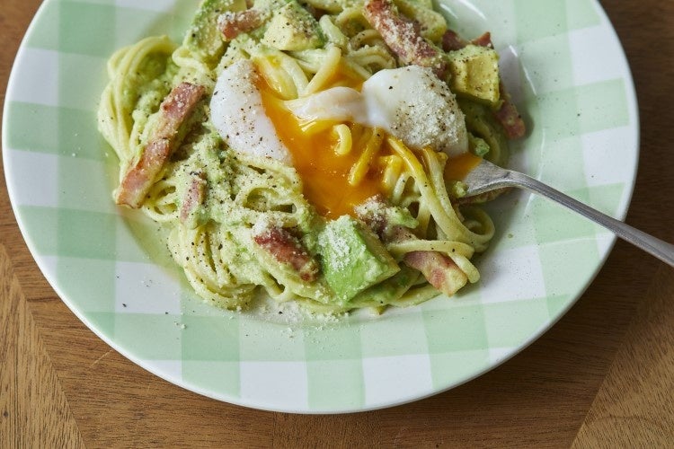 アボカドのカルボナーラ風スパゲッティ　まろやかで濃厚なソースをからめます。黒こしょうをたっぷりかけるとアクセントに