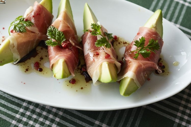 アボカド生ハム巻き　なめらかな舌触りに生ハムの塩けとバルサミコ酢の甘酸っぱさがアクセント