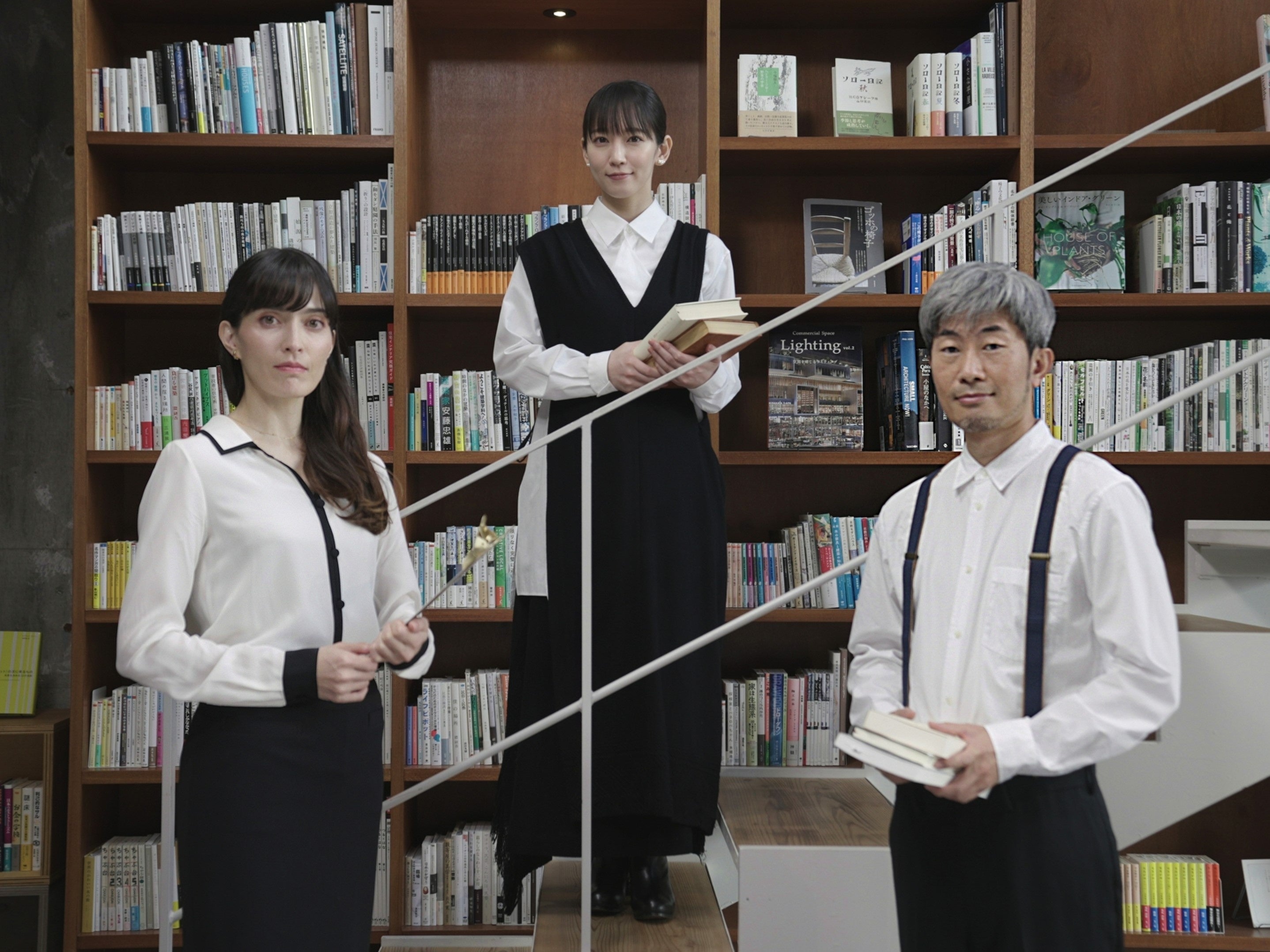 「理想的本箱」の3人（左から司書の太田緑ロランス、主宰の吉岡里帆、選書家の幅 允孝）