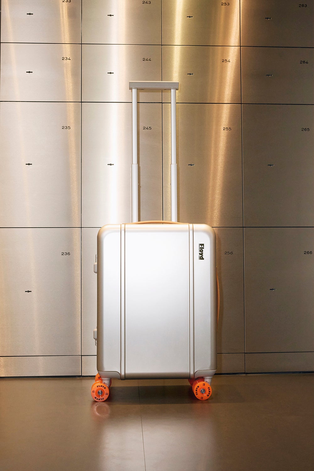 Floyd初のアルミ製キャビンケース「CABIN ALUMINIUM」 旅の傷や跡が“記憶”を映すシルバーのボディ