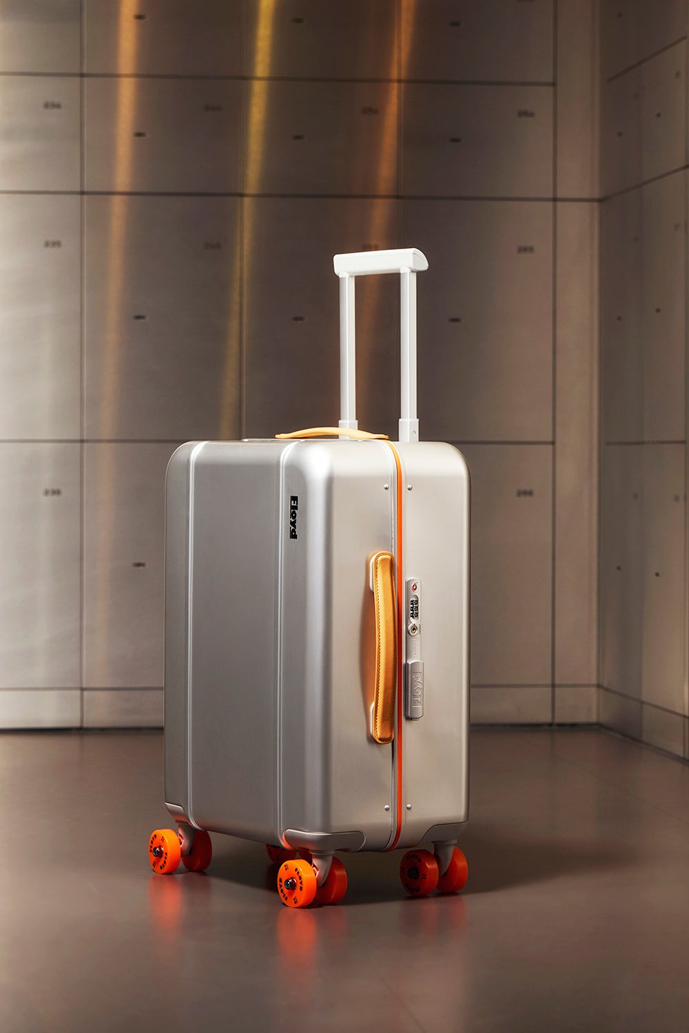 Floyd初のアルミ製キャビンケース「CABIN ALUMINIUM」 旅の傷や跡が“記憶”を映すシルバーのボディ