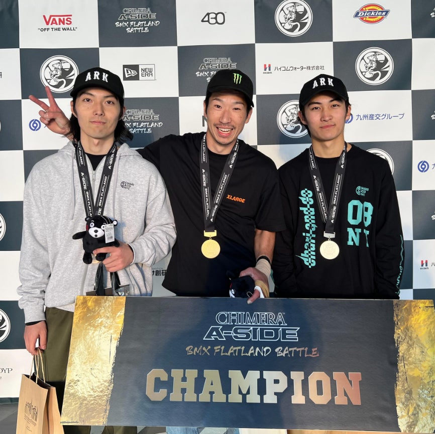 写真中央が佐々木元選手