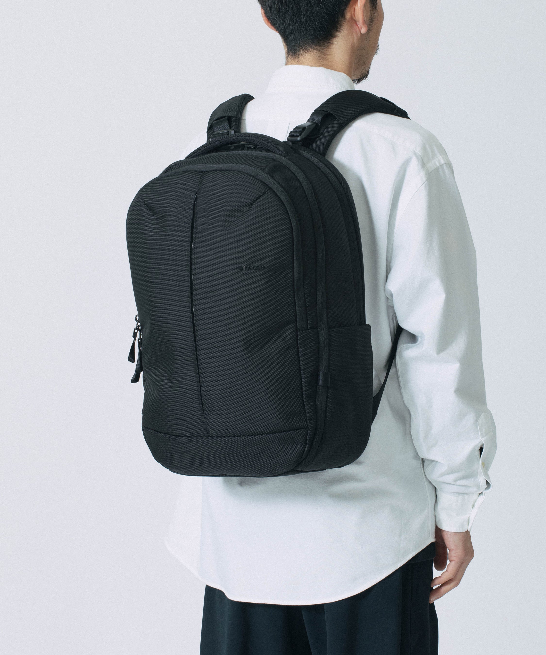 Apple社公式パートナー『Incase』から最新コレクション「Tracks