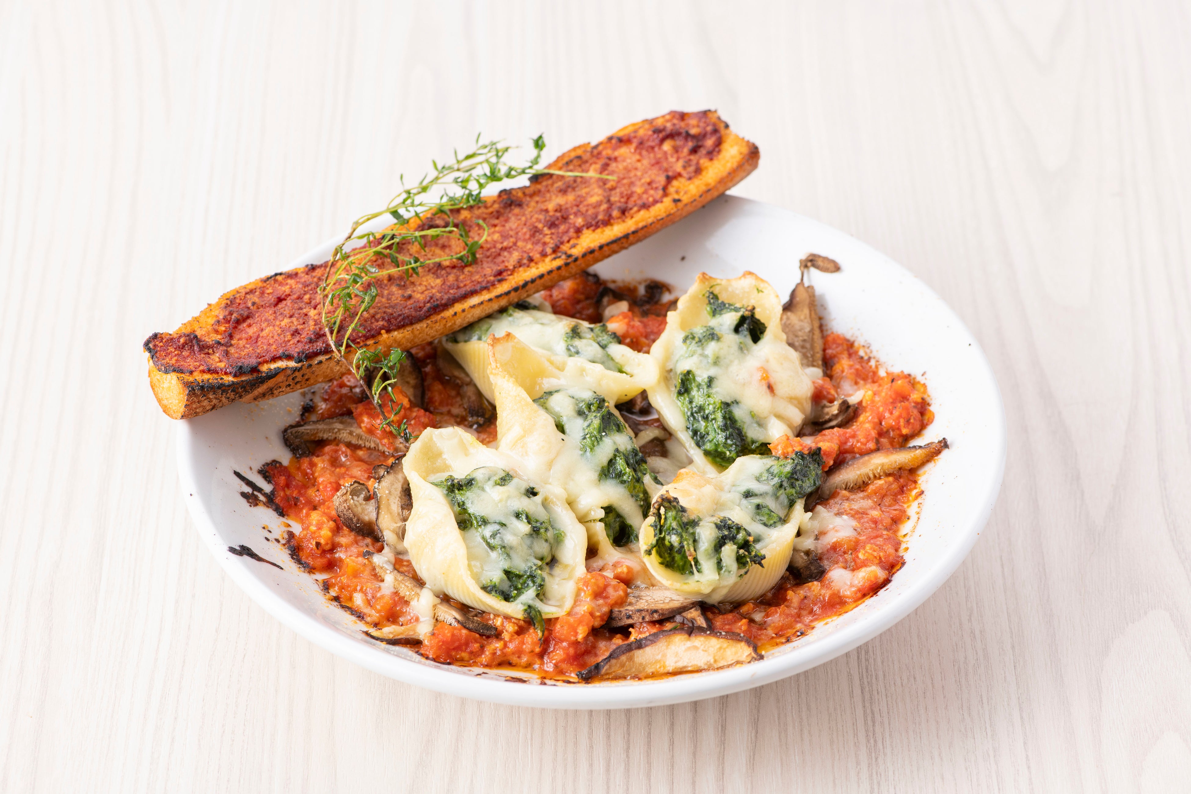 「コンキリオーニのラザニア トマトとパルメザンのクロスティーニ」