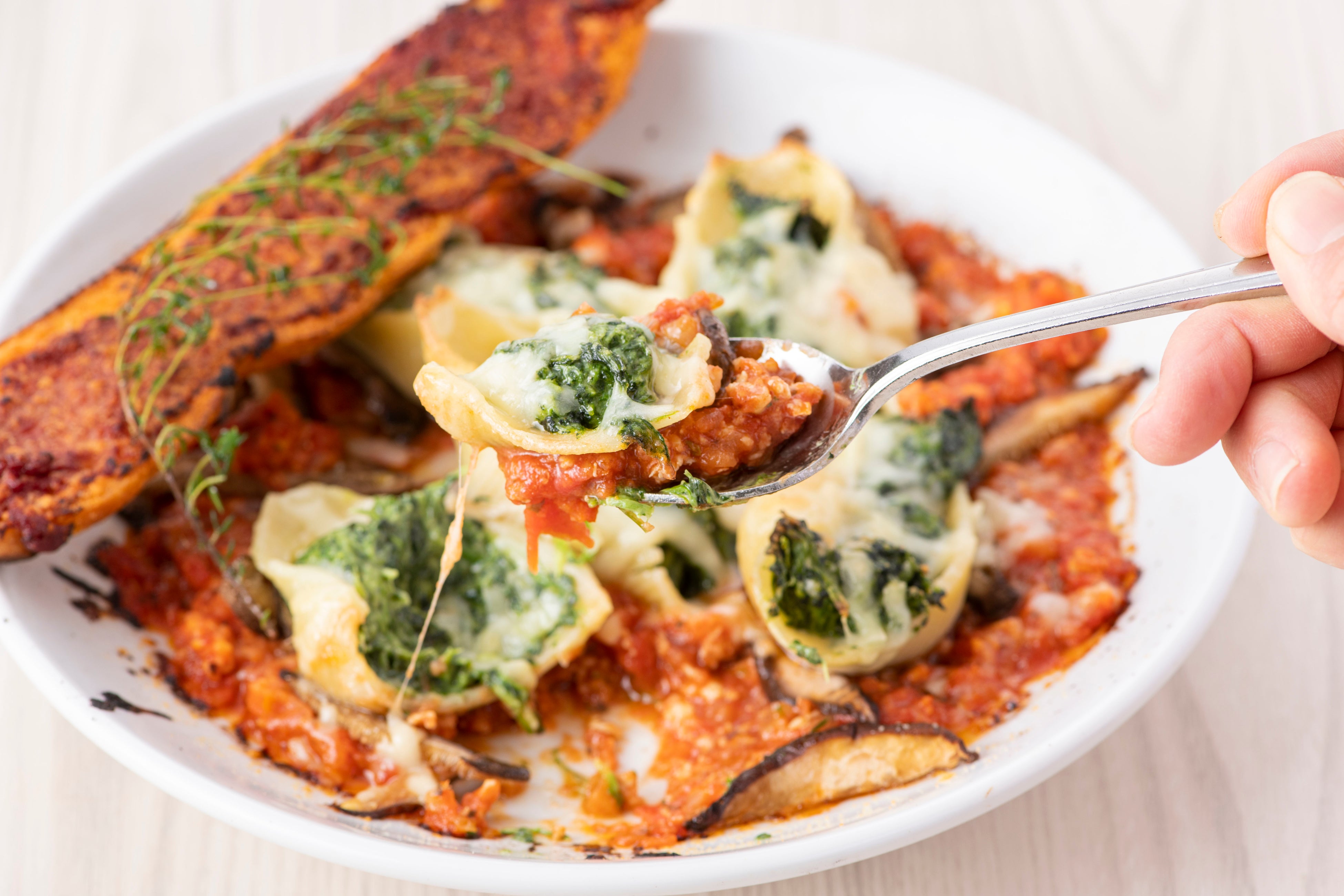 「コンキリオーニのラザニア トマトとパルメザンのクロスティーニ」