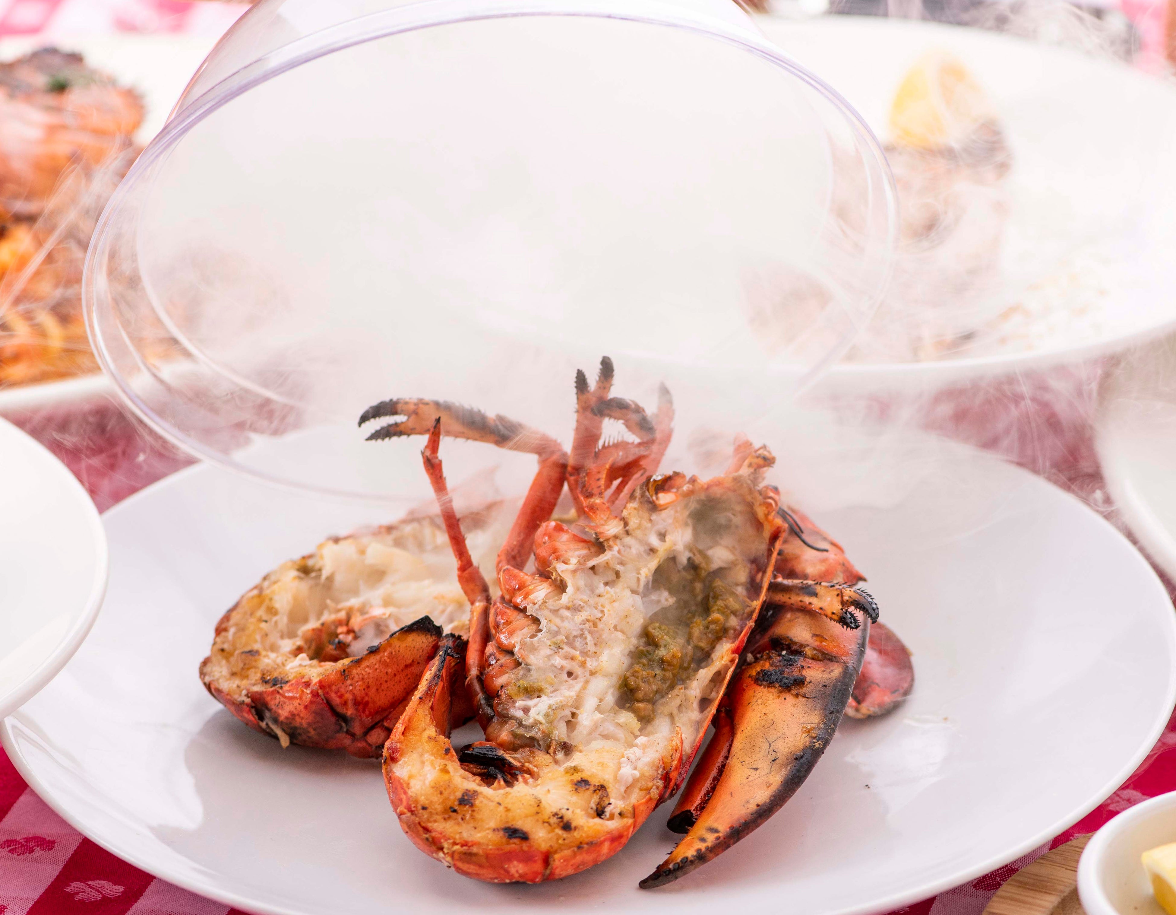 「活けオマールのグリル　瞬間スモーク」　