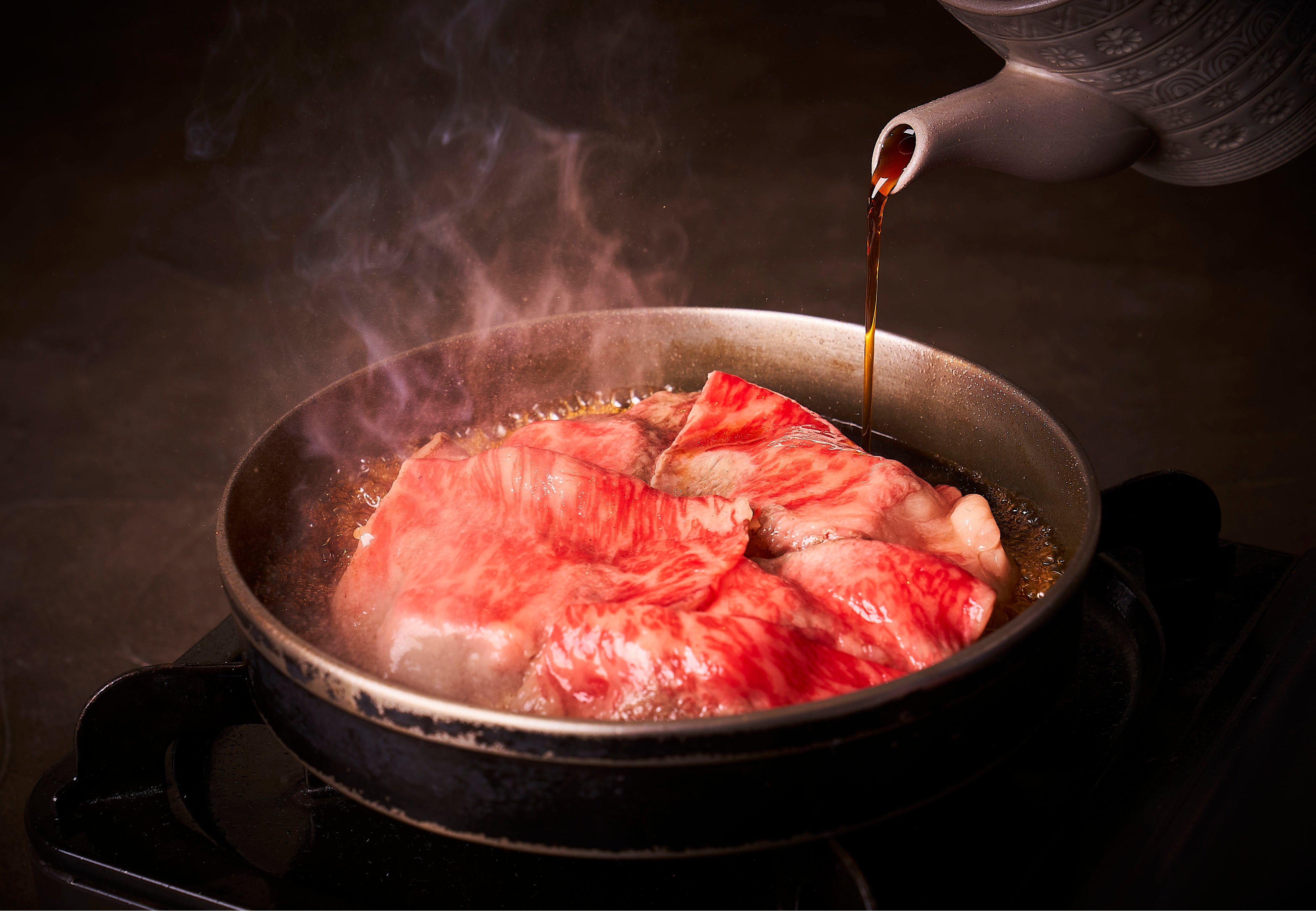 創業142年を誇る老舗すき焼き店「ちんや」適サシ“厚熱”焼きほか