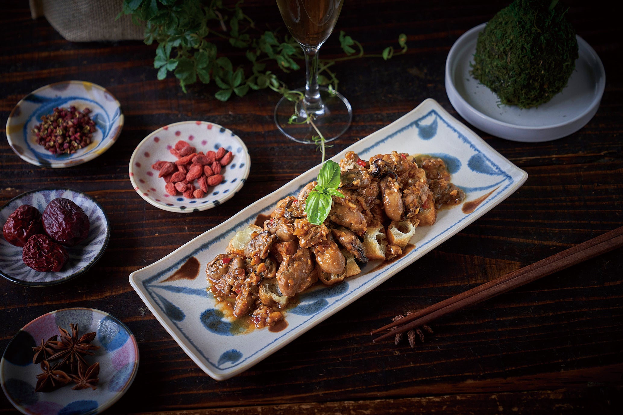 「牡蠣と揚げパンのニンニクソース」