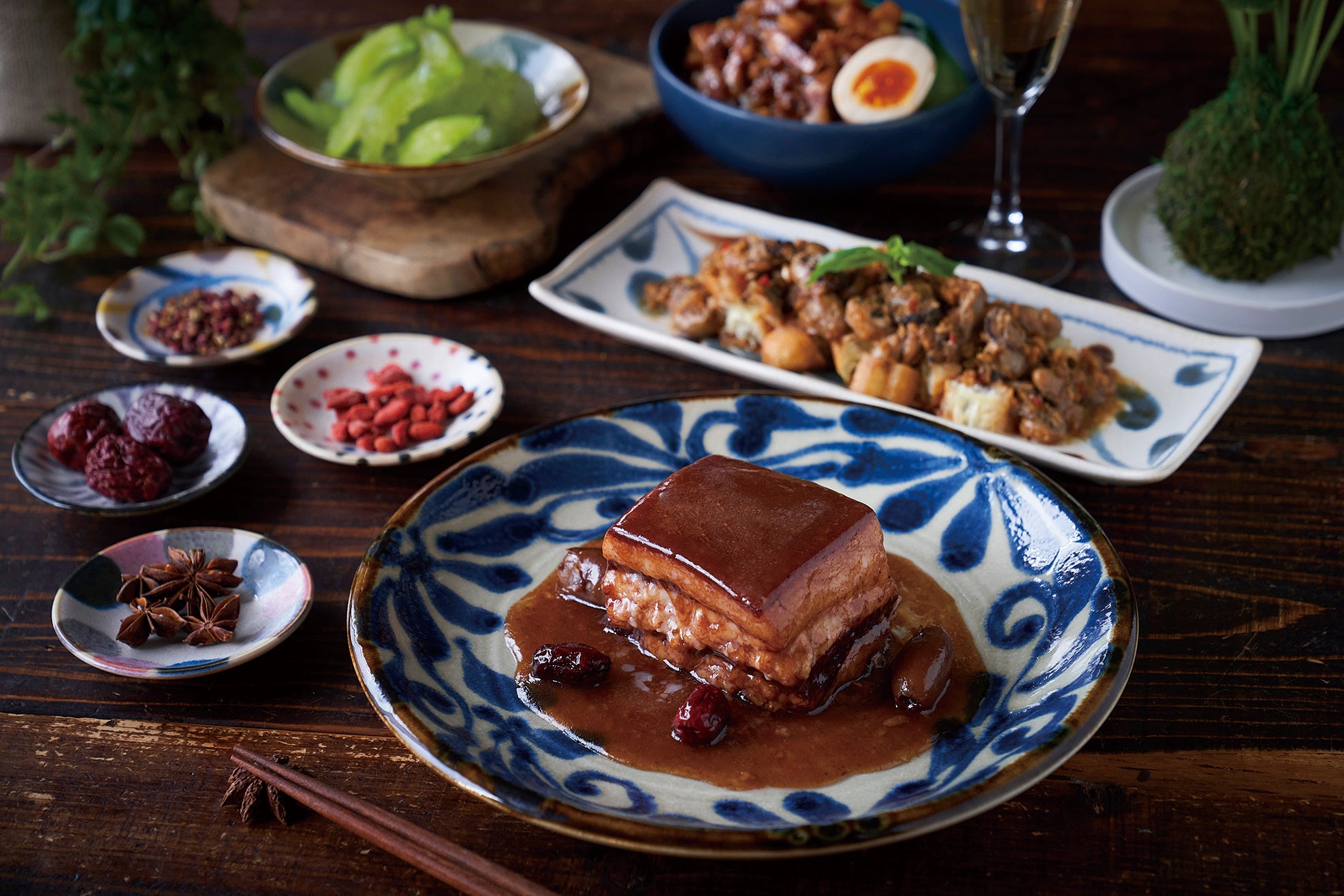 「豚バラ肉の角煮 ナツメとハイビスカスソース」