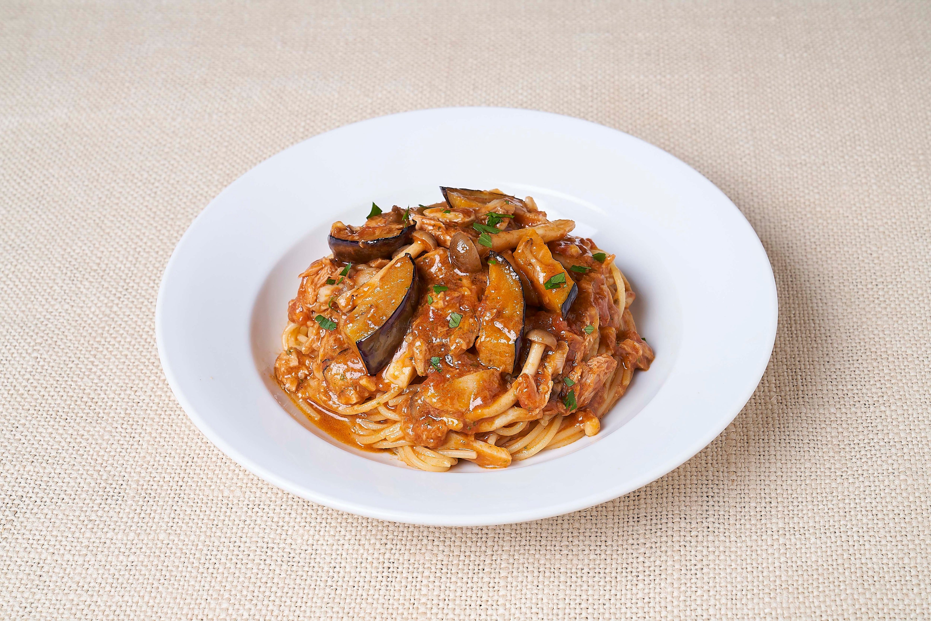 「秋ナスとキノコのトマトソース木こり風」