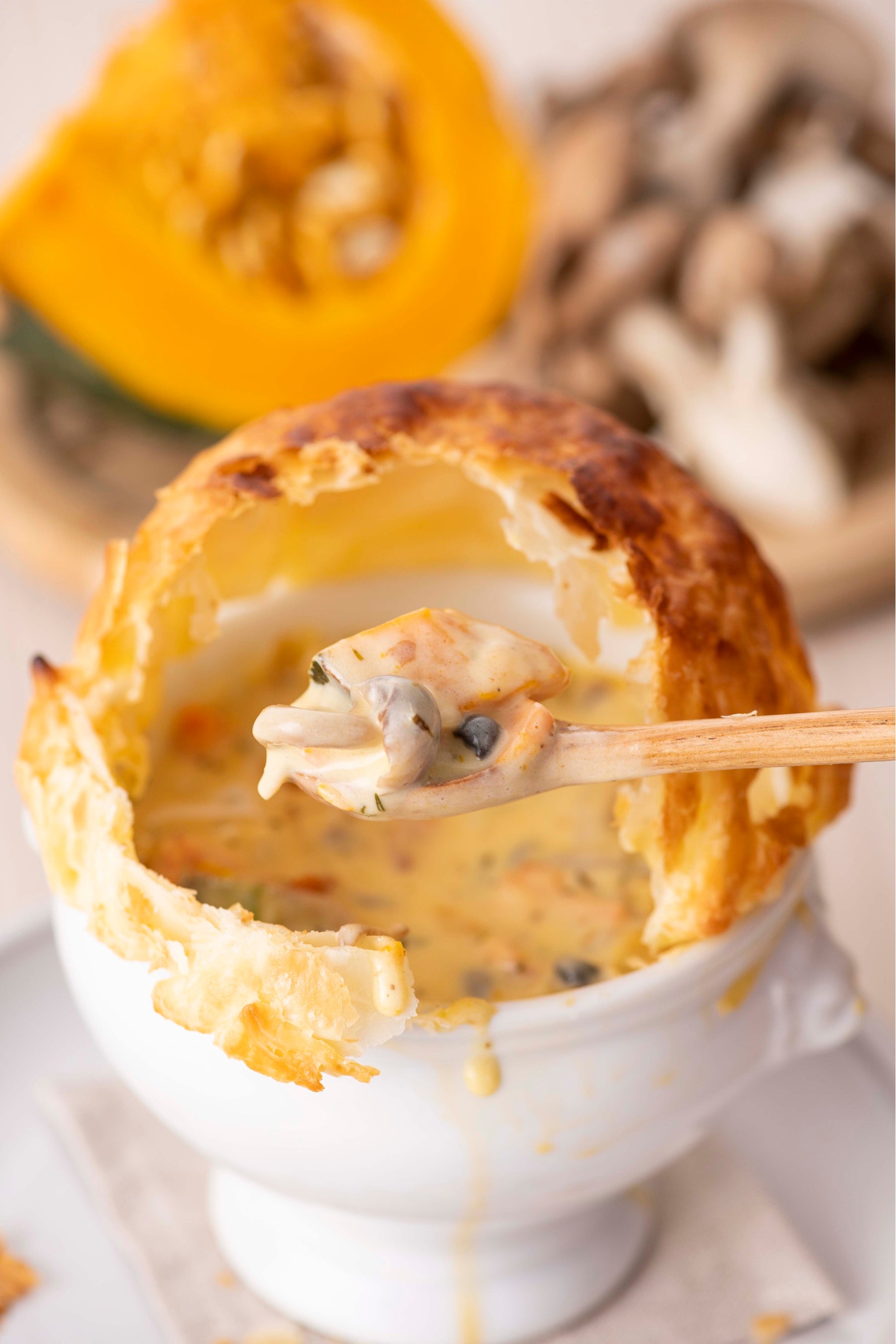 「スモークサーモンとかぼちゃ、茸のポットパイ」