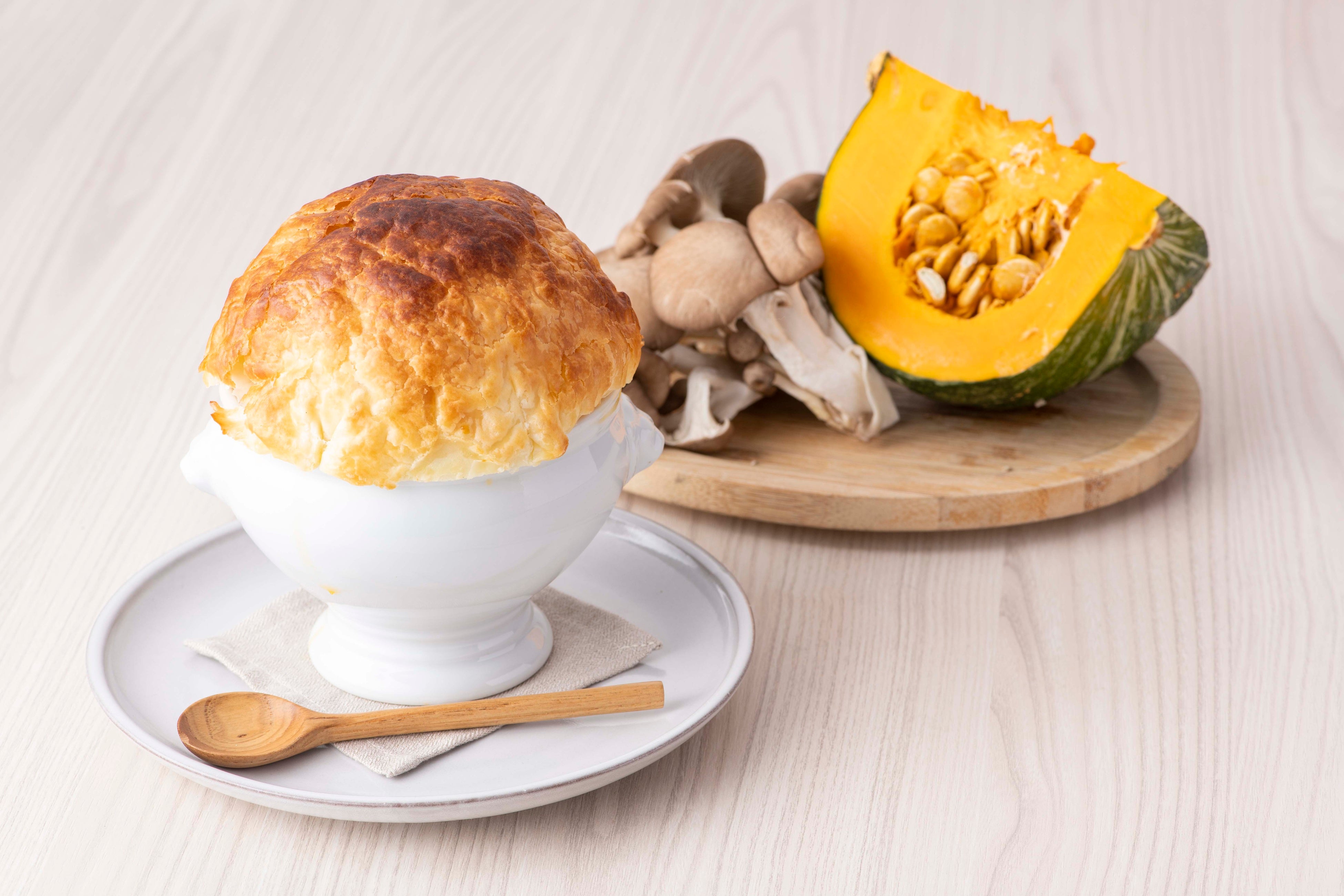 「スモークサーモンとかぼちゃ、茸のポットパイ」