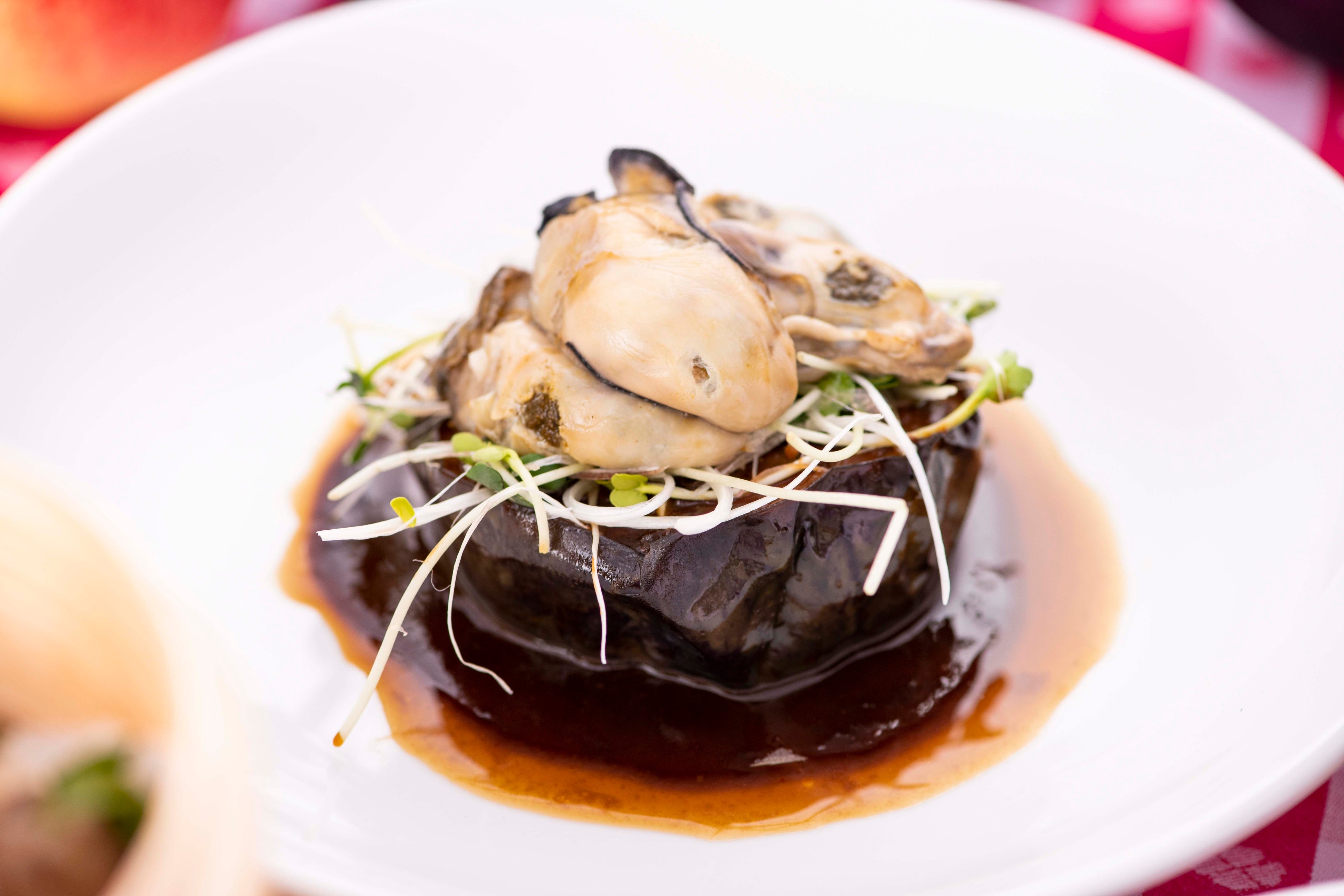 「加茂茄子の揚げ浸し　赤味噌とフォンドボー　蒸し牡蠣を添えて」