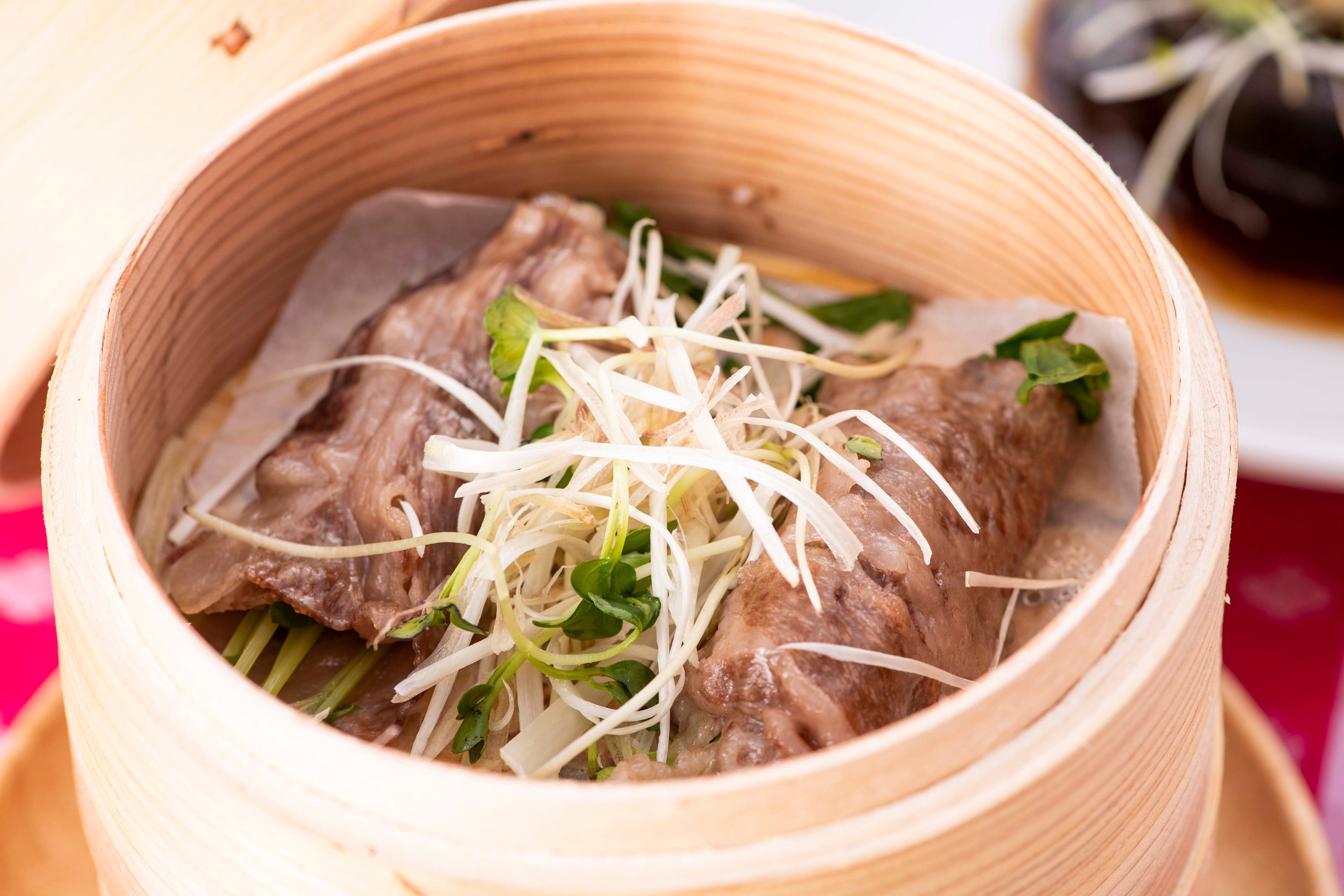 「和牛リブロースで巻いた牡蠣の蒸篭蒸し　柚子ポン酢で」