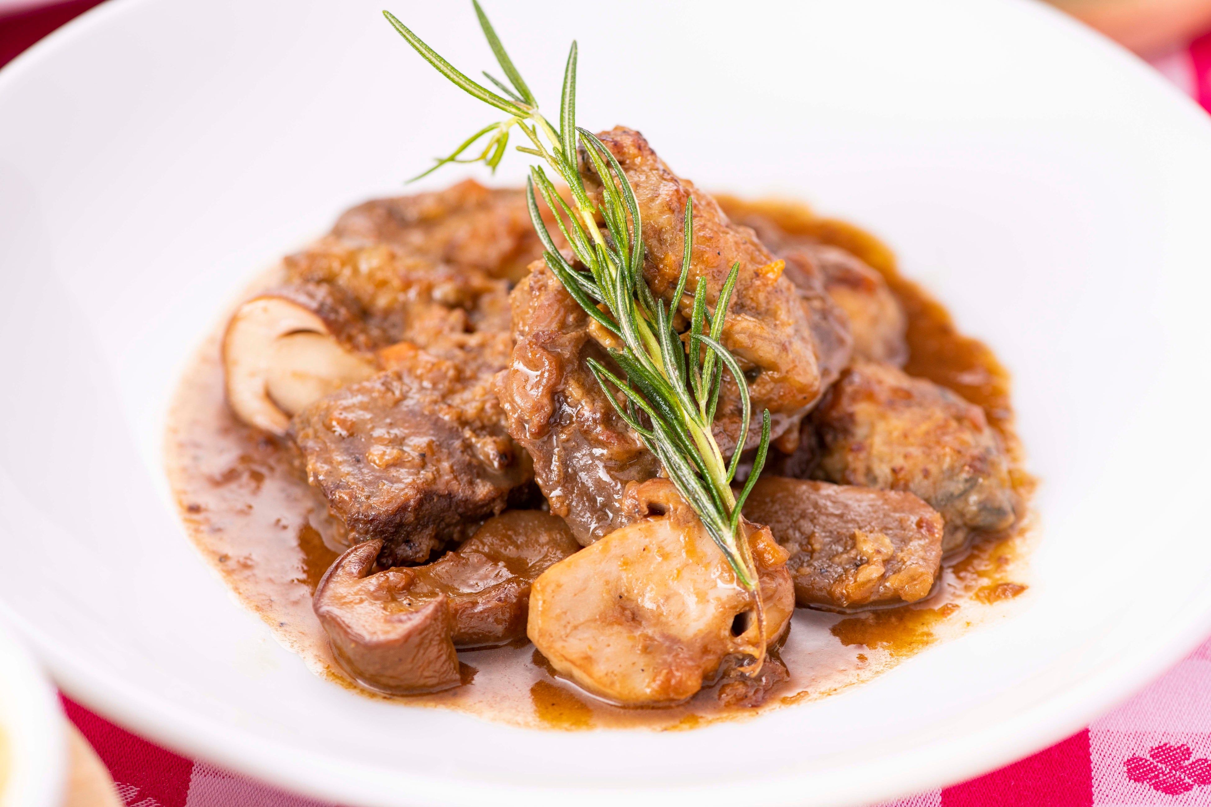 「鹿肉、ポルチーニと牡蠣の軽い煮込み マルサラ酒とローズマリーの香り」