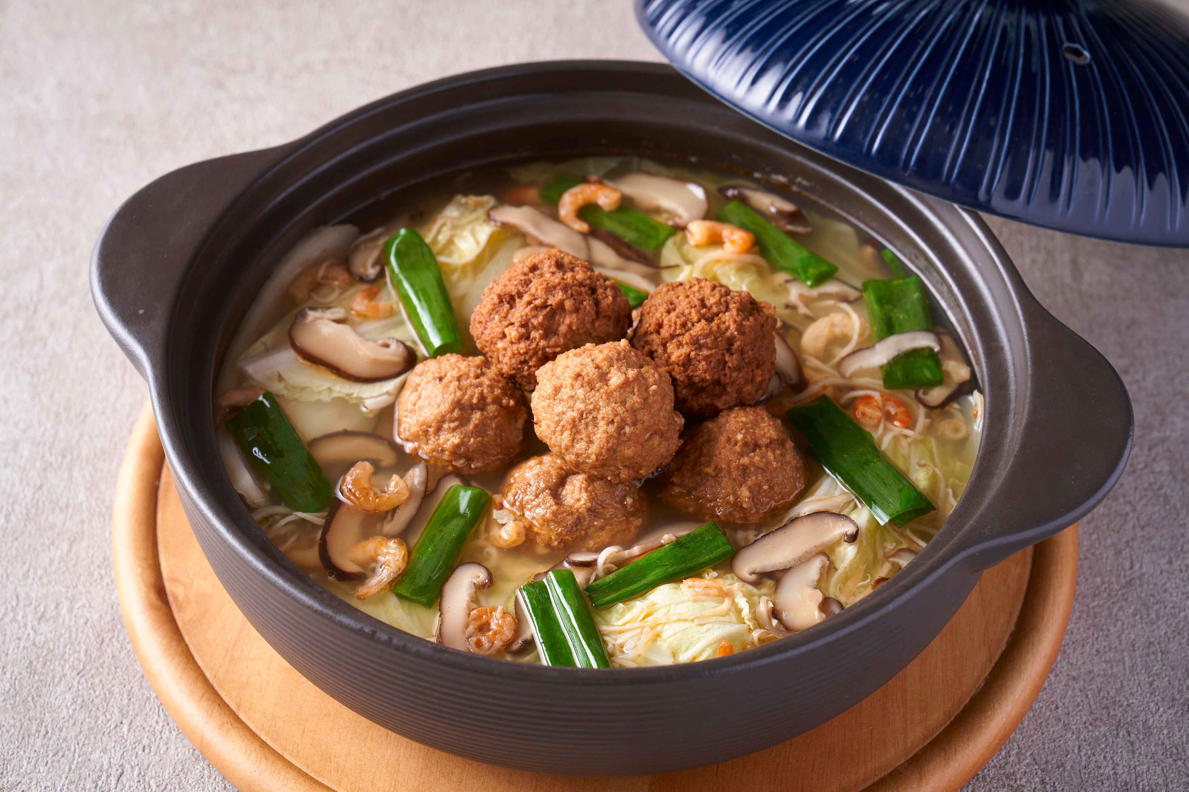 蟹入り肉団子と白菜の土鍋煮込み