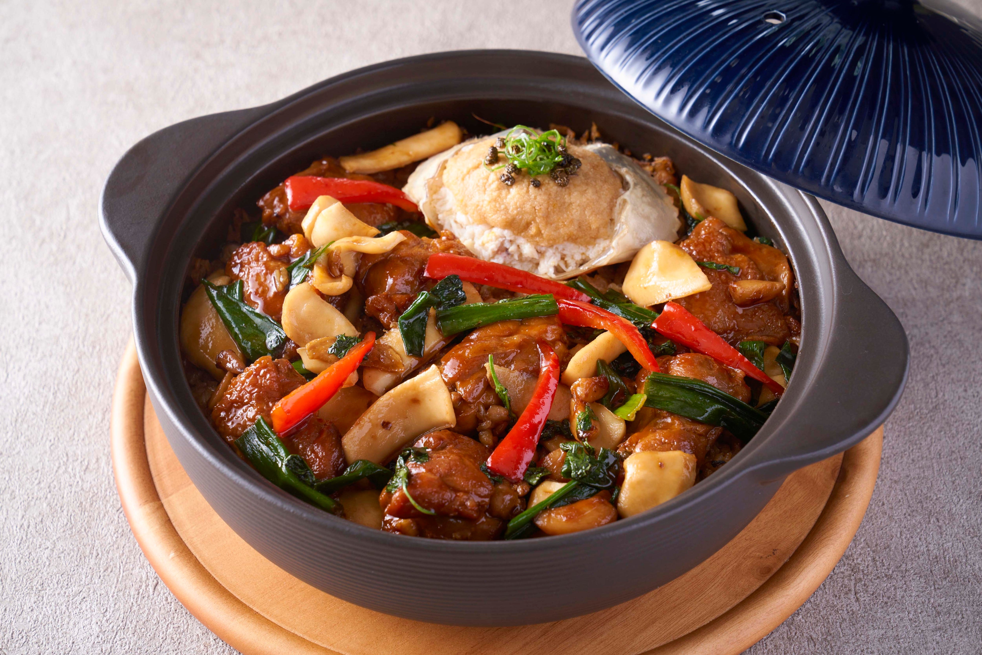 蟹と麻油鶏,三杯イカのおこわ