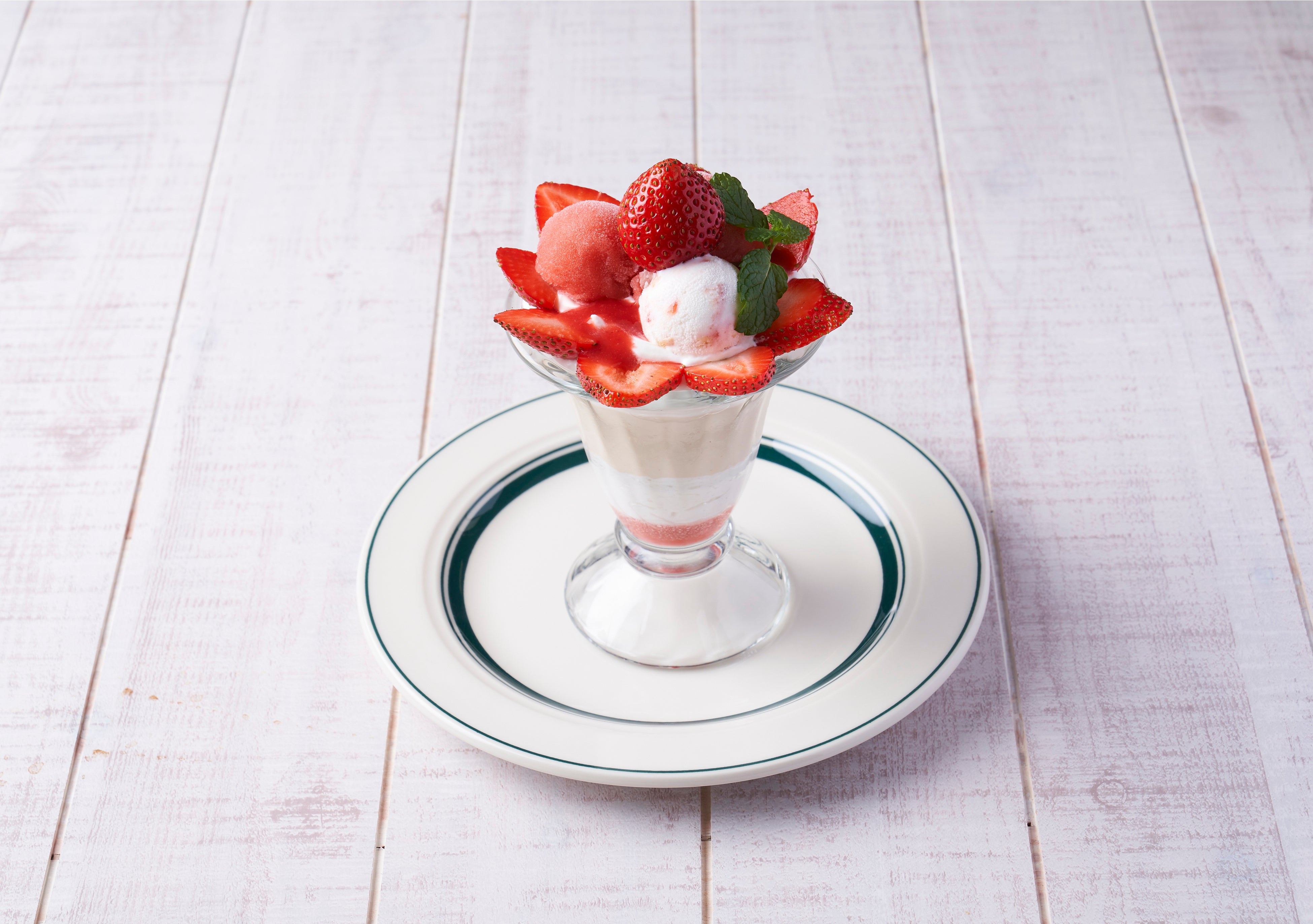  「2種の苺アイスと紅茶パンナコッタの華やかパフェ」 